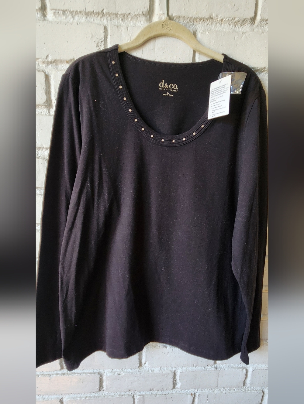 d&co. Women's Black Long-Sleeve Scoop Neck Top
